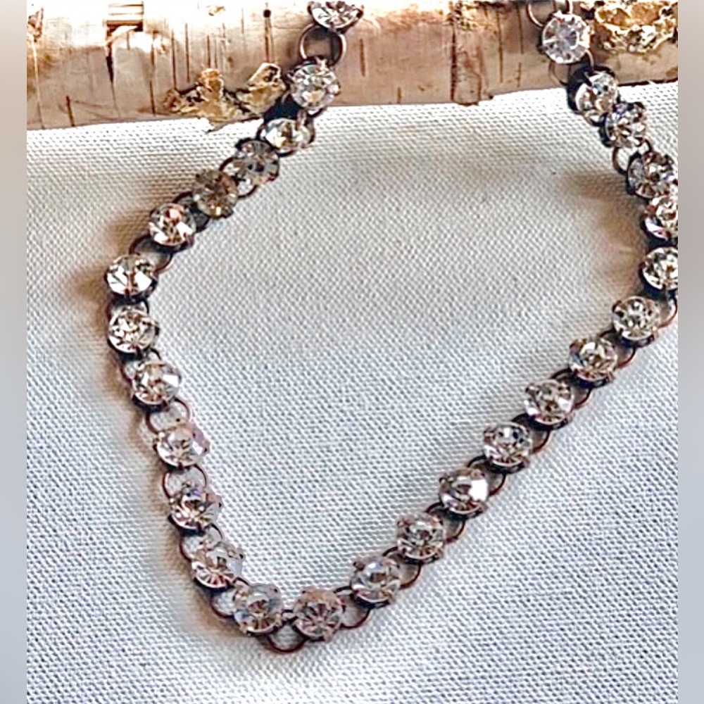 Beautiful choker with Swarovski crystals that go all the around!